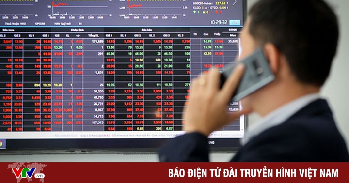 Banking stocks recover, VN-Index narrows downtrend