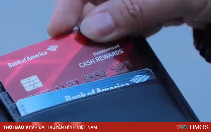 Using a credit card: Avoid “overstretching your hand”