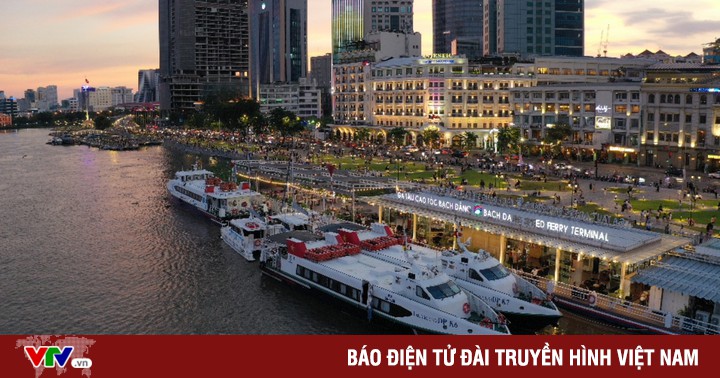 Young people in Ho Chi Minh City are interested in renting a cheap yacht to walk along the Saigon River