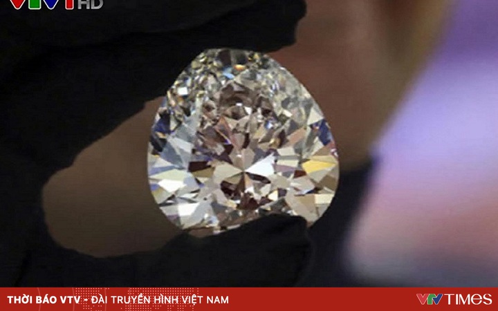 Giant white diamond on display in Dubai