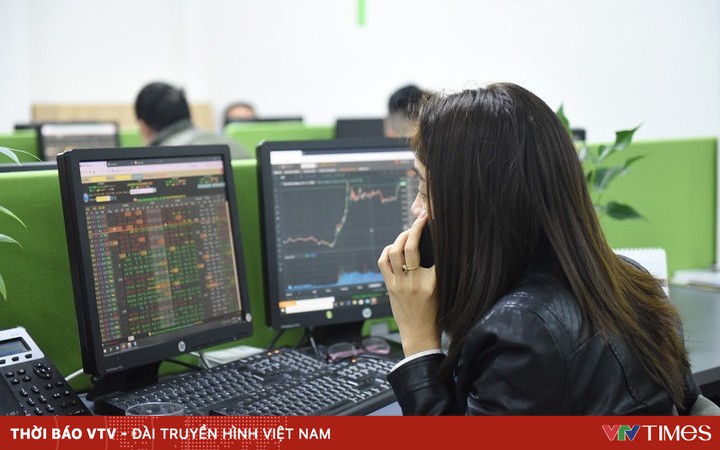 VN-Index “evaporated” nearly 14 points