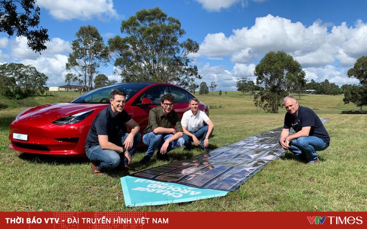 Australia tests plastic-printed solar cells for Tesla electric cars