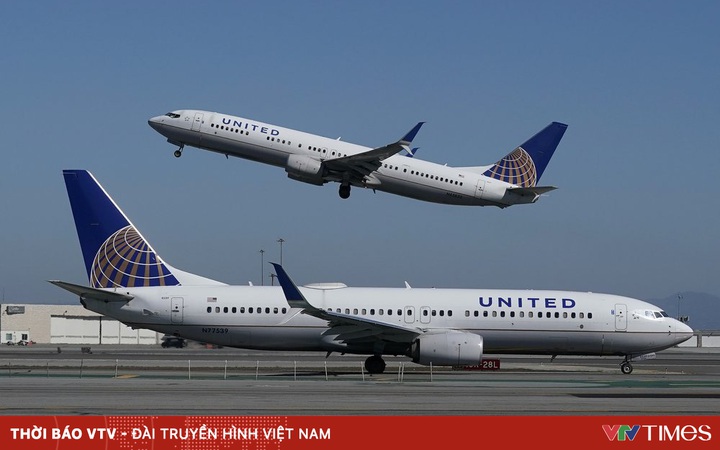 United Airlines achieves record revenue as travel demand booms