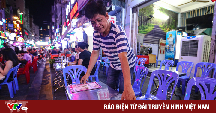 Bars and hotels on Bui Vien West Street have turned into restaurants and pubs