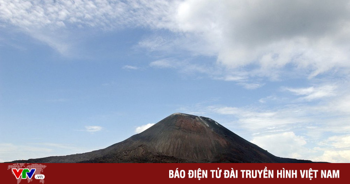 Indonesia raises alert level for Anak Krakatoa volcano