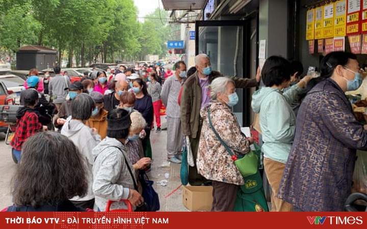 Fearing the blockade, Beijing people rushed to buy and hoard food