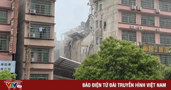 The collapse of a 6-storey building in China: Rescue of 5 people trapped in the rubble