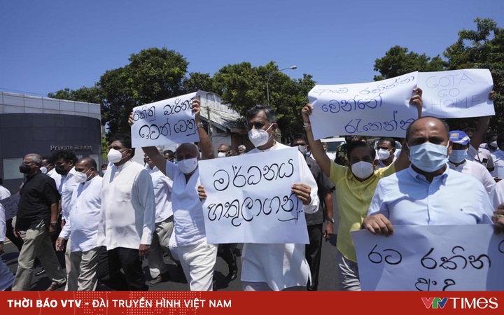 Sri Lankan cabinet ministers resign amid widespread protests