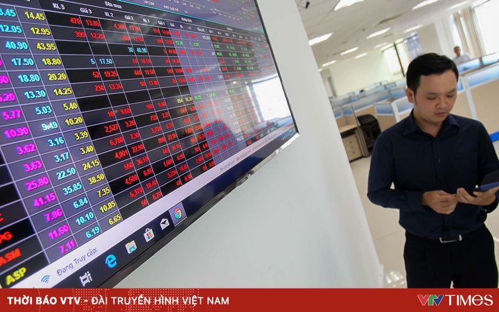 VN-Index dropped by nearly 5 points