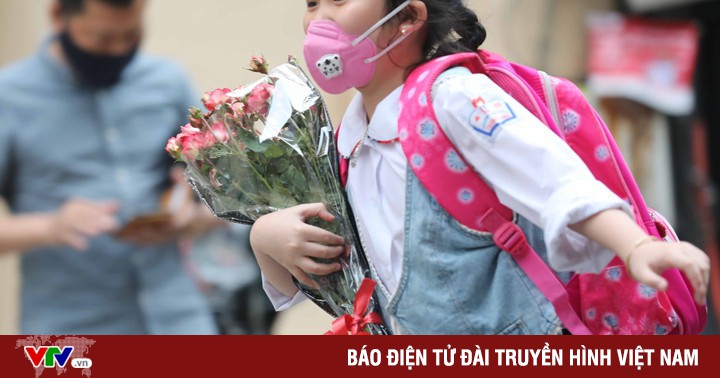 Students in grades 1-6 in Hanoi eagerly return to school after the epidemic break