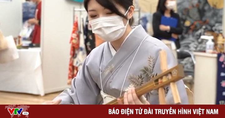 Traditional shamisen class attracts young Japanese