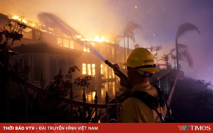 USA: Wildfires threaten New Mexico resorts, burn down million-dollar California mansions