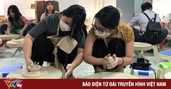 Ha Thanh youth invite each other to make pottery in Bat Trang