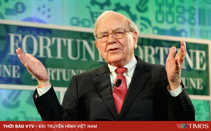 Warren Buffett: Stocks are on fire, don’t look at the electronic board