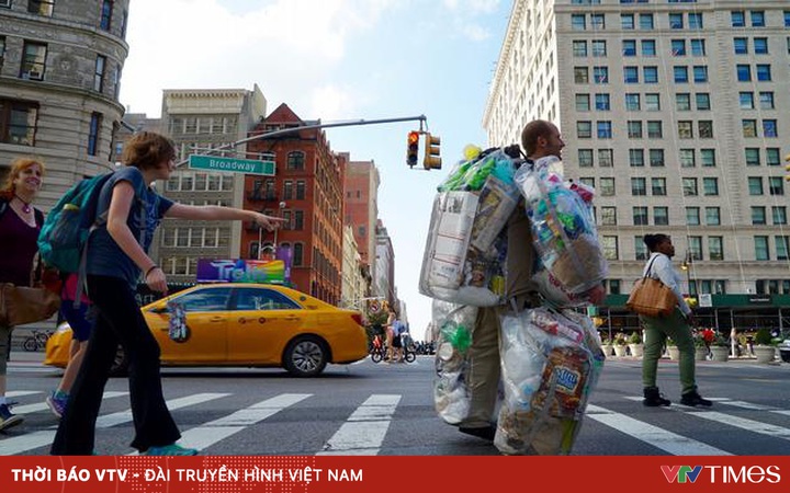 Man “wears trash” for 30 days to raise environmental awareness