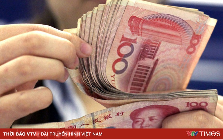 Chinese people pour money into savings