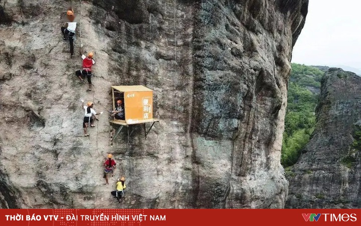 Strangely, the world’s most “inconvenient” convenience store on a cliff in China