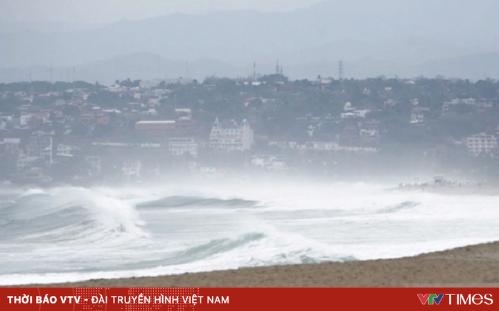 Hurricane Agatha approaches Southern Mexico, expected to cause flash floods and life-threatening landslides