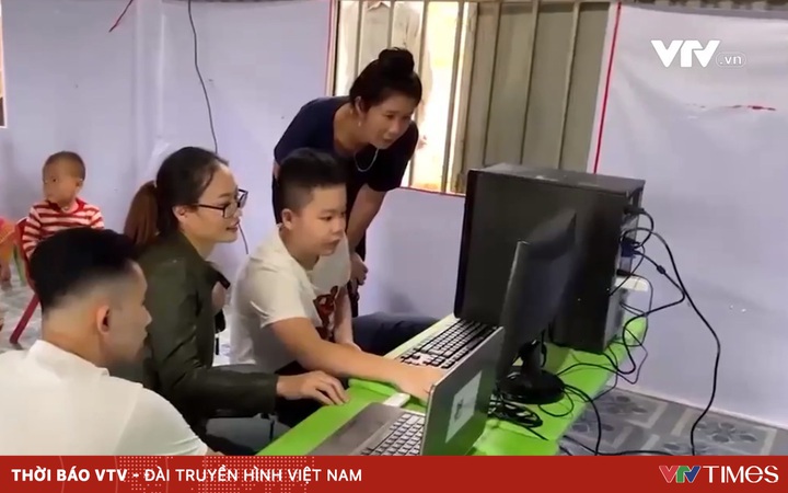 Children repair computers for their peers in the highlands