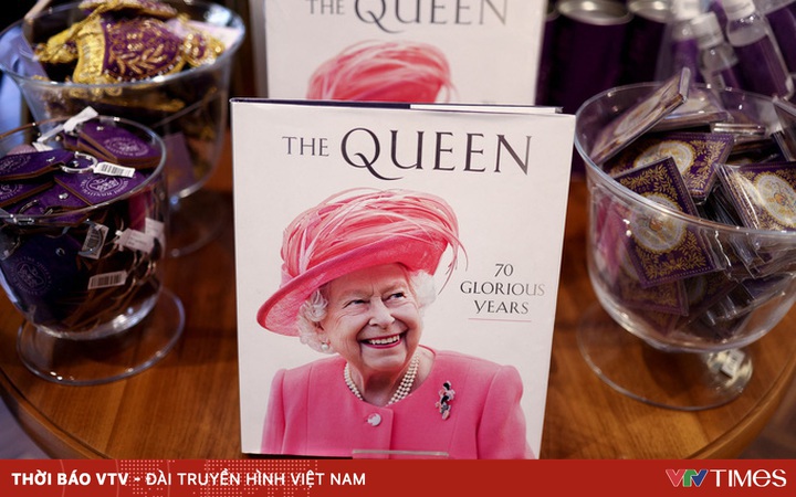 British people are eager to shop for the Queen’s platinum holiday