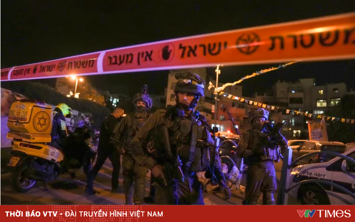 Knife attack in central Israel leaves at least 3 dead