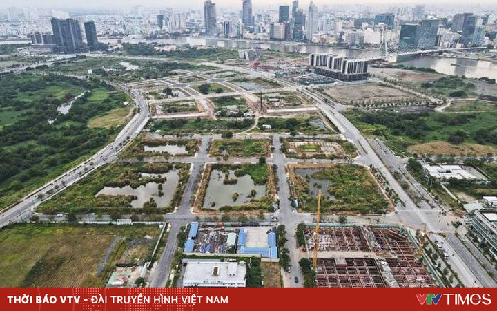 Coercive accounts of two businesses winning the Thu Thiem land auction