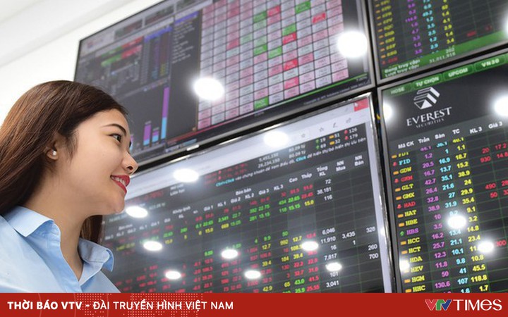 VN-Index closes to 1,300 points