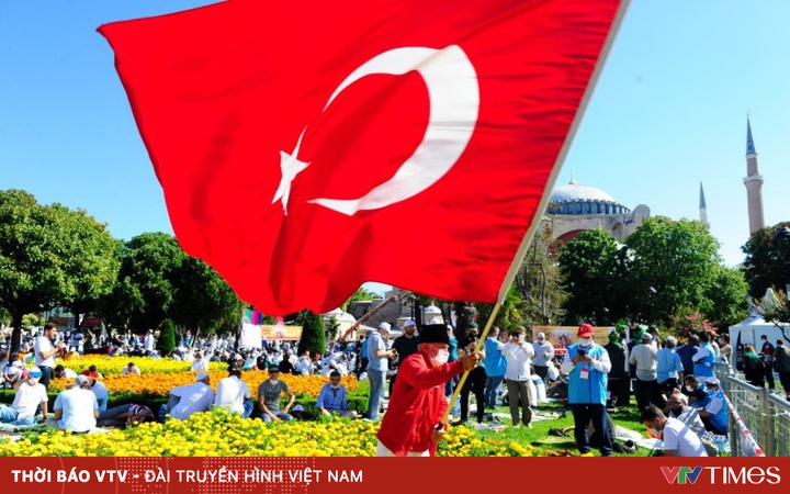 Turkey changes its international name from “Turkey” to “Türkiye”.