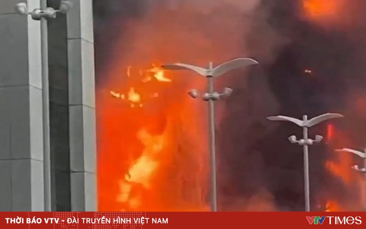 Huge fire in Moscow shopping center, many people are trapped