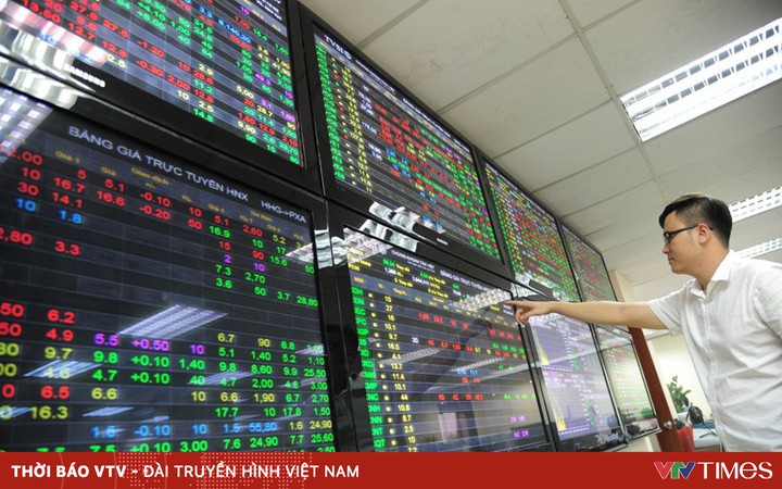 VN-Index surpasses the resistance level of 1,300 points