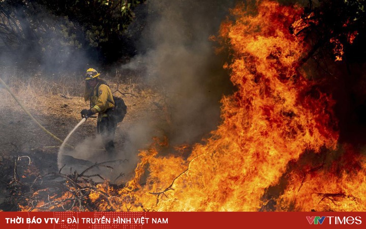 thumbnail - Hàng nghìn người phải sơ tán trong đám cháy rừng lớn nhất năm ở California