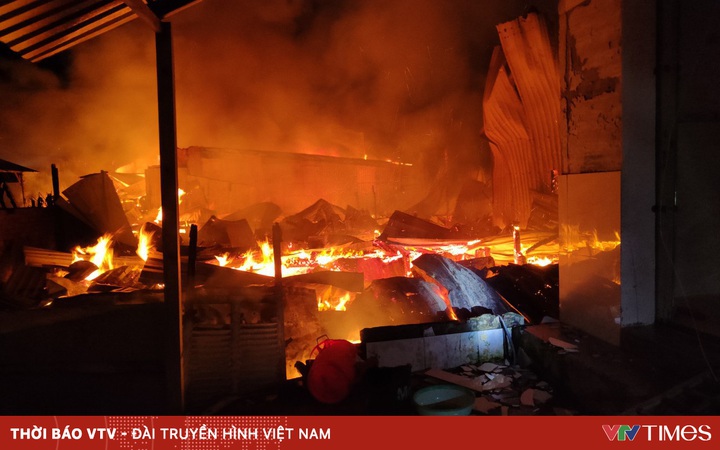 thumbnail - Phú Quốc: Cháy lớn trong đêm, 11 căn nhà bị thiêu rụi hoàn toàn