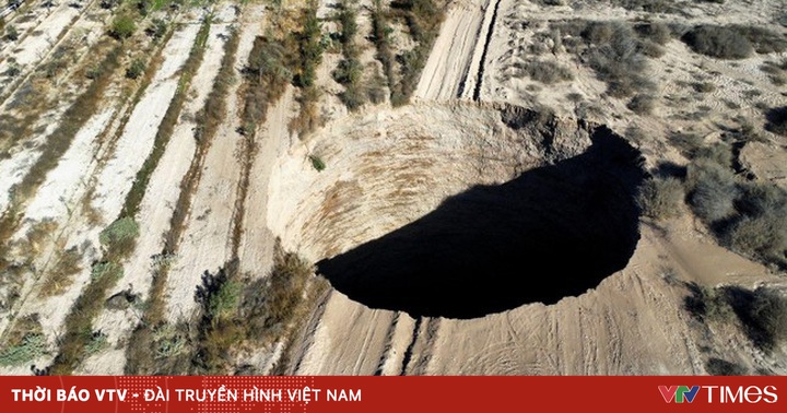 thumbnail - Hố tử thần khổng lồ rộng 32 mét xuất hiện ở Chile