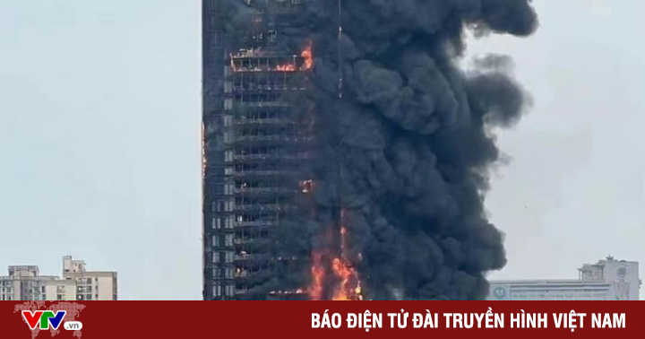 thumbnail - Cháy tòa nhà chọc trời tại Trung Quốc: Đám cháy đã được khống chế