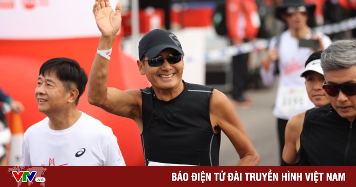 週潤發 (Chau Nhuan Phat) 在 68 歲時參加馬拉鬆比賽，讓粉絲們驚嘆不已。
