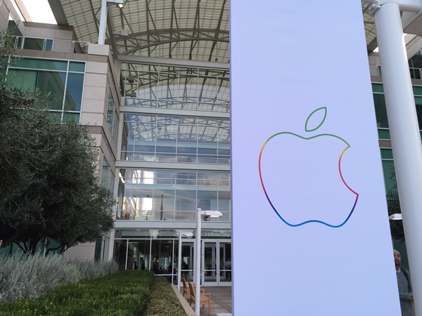 Bên ngoài trụ sở của Apple tại Cupertino trước khi bắt đầu sự kiện