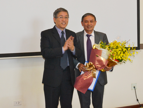 Thứ trưởng Lê Nam Thắng (trái) trao quyết định nghỉ hưu theo chế độ cho ông Mai Văn Bình (phải)