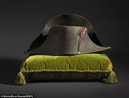 Chiếc mũ của Napoleon đạt mức giá khủng 50 tỉ đồng