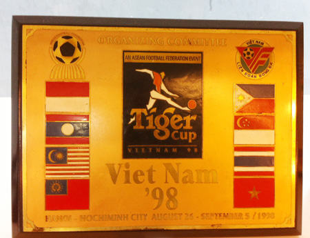 Kỷ niệm chương khi họ tham dự Tiger Cup (tiền thân của AFF Cup) 98 ở Hà Nội