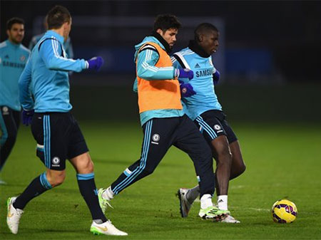 Costa tập luyện cùng đồng đội. Anh sẽ được thi đấu trở lại sau khi mãn hạn treo giò một trận