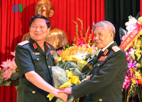 Thượng tướng Ngô Xuân Lịch tặng hoa chúc mừng nguyên Tổng Bí thư Lê Khả Phiêu.