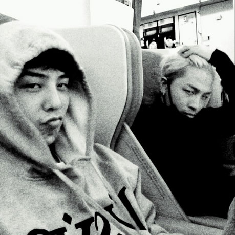 Hai thành viên nhóm Big Bang chụp ảnh đăng tải trên Instagram.