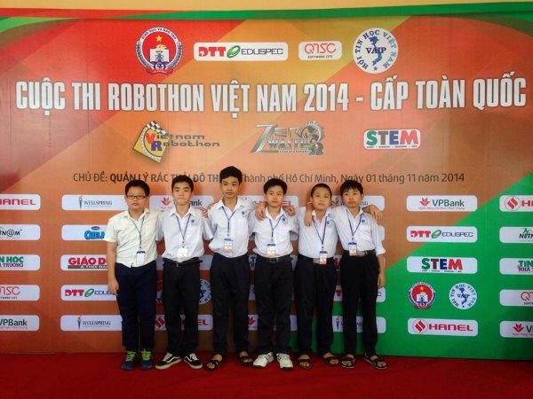Các thành viên trong đội Robotics của trường Nguyễn Tất Thành. (Ảnh: Lan Anh)