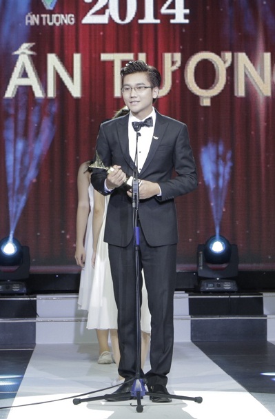 MC Công Tố nhận giải MC ấn tượng tại Lễ trao giải Ấn tượng VTV 2014