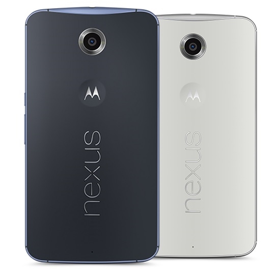 Logo của Motorola được thiết kế bên dưới camera, cùng với logo Nexus truyền thống