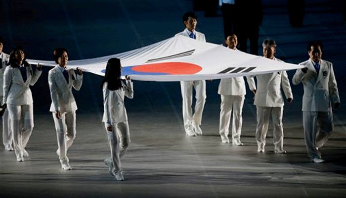 Ngay sau 4 phần của lễ khai mạc là quốc ca Hàn Quốc.