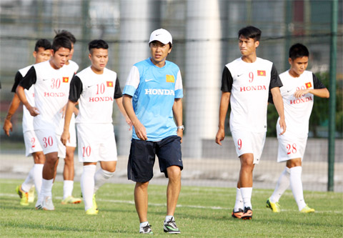 HLV trưởng Toshiya Miura  cùng các cầu thủ