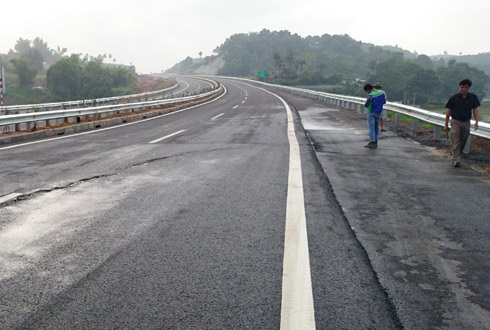 Mặt đường cao tốc Nội Bài - Lào Cai bị nứt do nền đất yếu