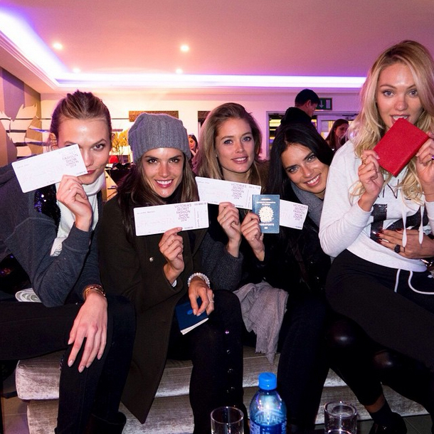 Karlie Kloss, Alessandra Ambrosio, Douzten Kroes, Adriana Lima và Candice Swanepoel tại sân bây. Trên tay các cô nàng là vé của show Victorias Secret và hộ chiếu. Bức ảnh được chia sẻ bởi Ambrosio.