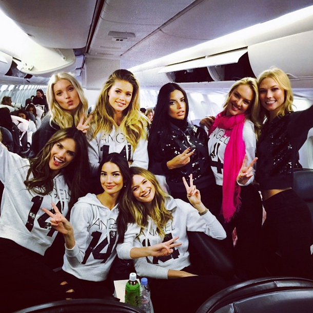 8 thiên thần của Victorias Secret 2014 trên máy bay đến London.